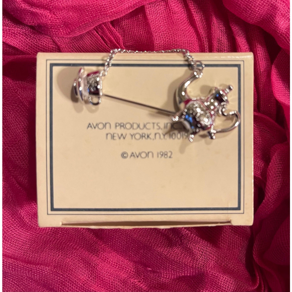Avon Colonial Teapot Pin Silvertone Vintage New in Box Brooch - Picture 1 of 4